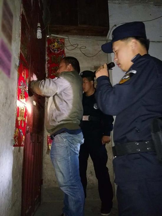 哈密地区粗心妈妈误将幼女锁家中 民警全城寻开锁师傅开门